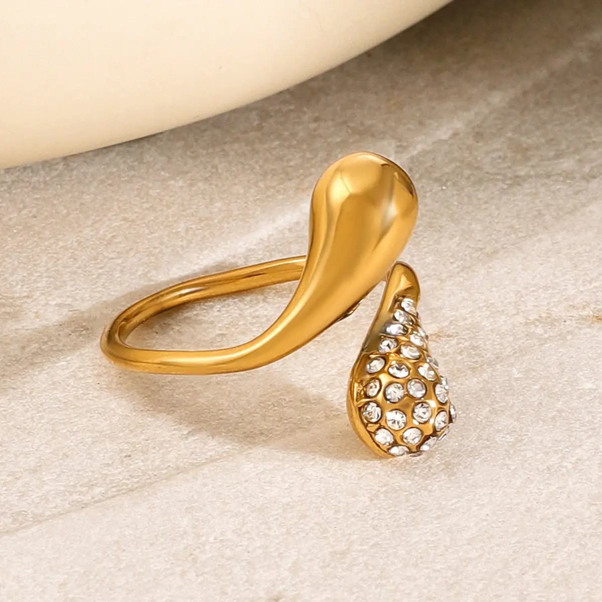 Anillo ajustable para mujer de acero inoxidable chapado en oro de 18 quilates con incrustaciones de diamantes de imitación y forma de gota de estilo simple de 1 pieza h5 